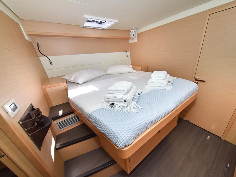Book yachts online - catamaran - Lagoon 520 Flybridge - Largo Winch - rent