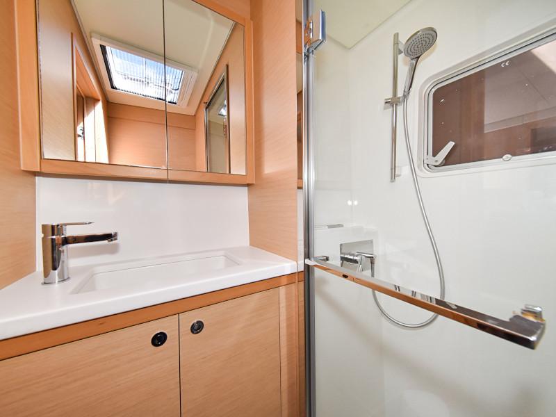 Book yachts online - catamaran - Lagoon 520 Flybridge - Largo Winch - rent
