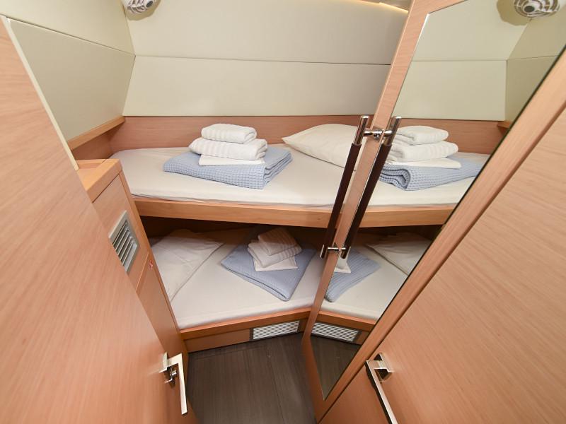 Book yachts online - catamaran - Lagoon 520 Flybridge - Largo Winch - rent