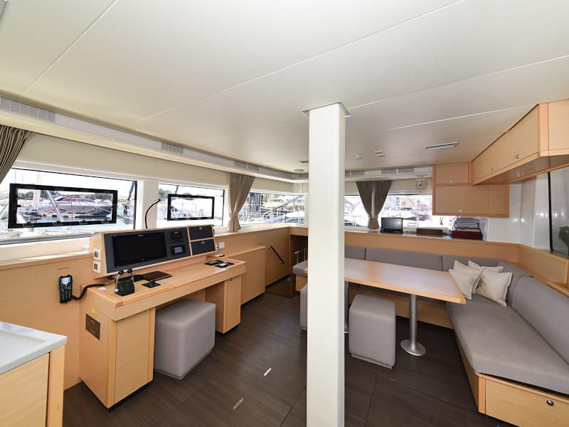 Book yachts online - catamaran - Lagoon 520 Flybridge - Largo Winch - rent