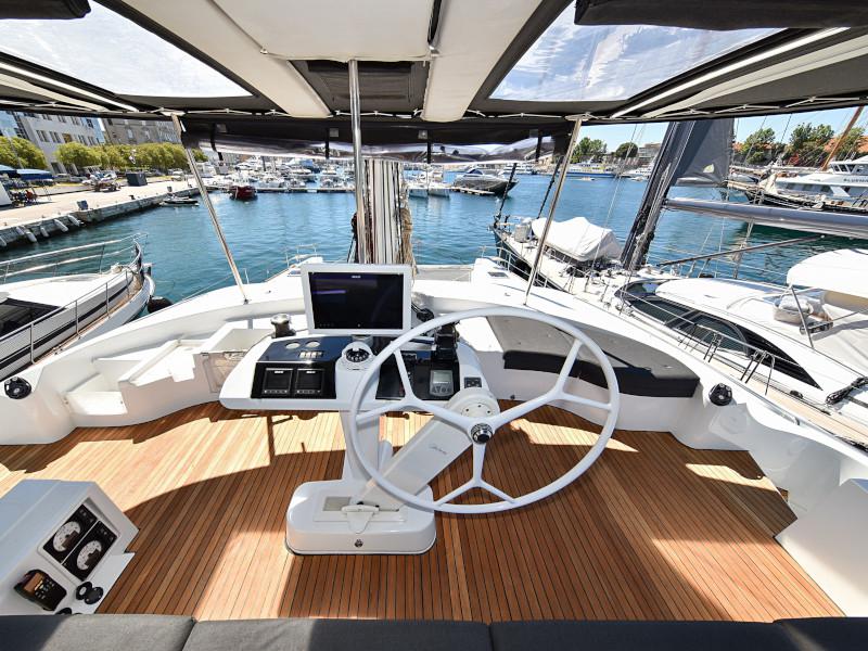 Book yachts online - catamaran - Lagoon 520 Flybridge - Largo Winch - rent