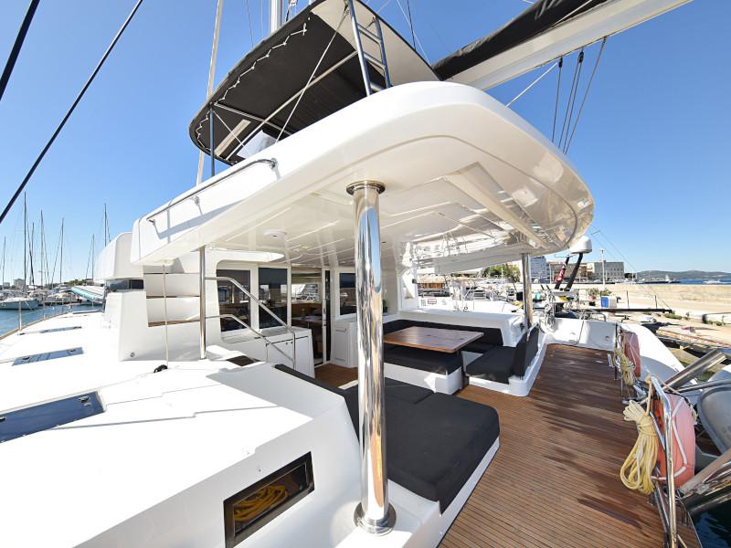 Book yachts online - catamaran - Lagoon 520 Flybridge - Largo Winch - rent
