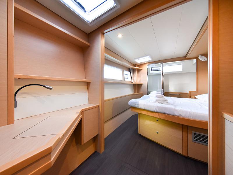 Book yachts online - catamaran - Lagoon 520 Flybridge - Largo Winch - rent