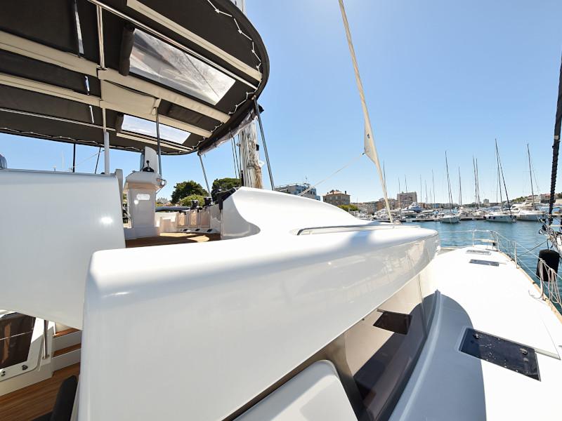 Book yachts online - catamaran - Lagoon 520 Flybridge - Largo Winch - rent
