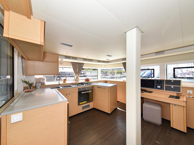 Book yachts online - catamaran - Lagoon 520 Flybridge - Largo Winch - rent