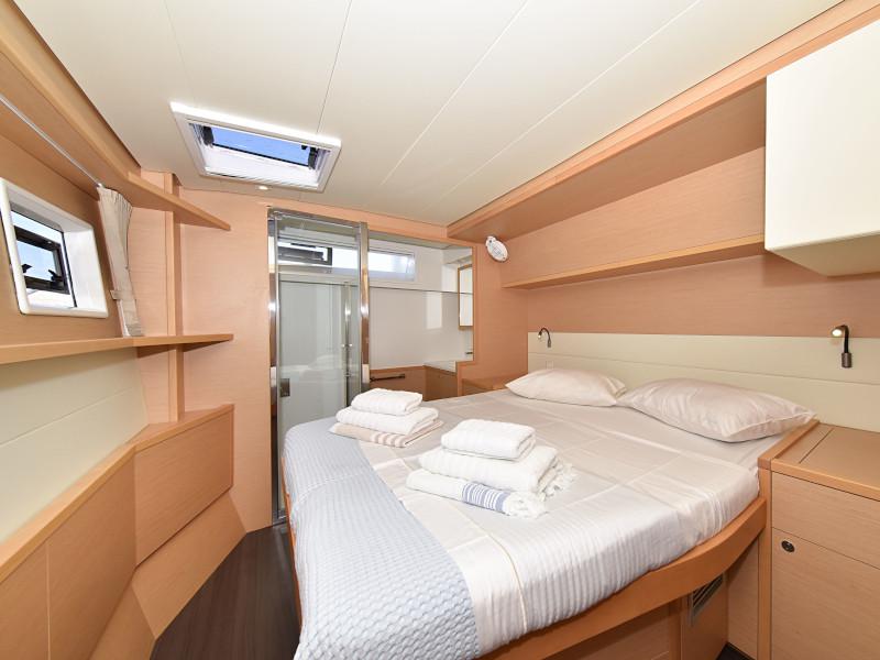 Book yachts online - catamaran - Lagoon 520 Flybridge - Largo Winch - rent