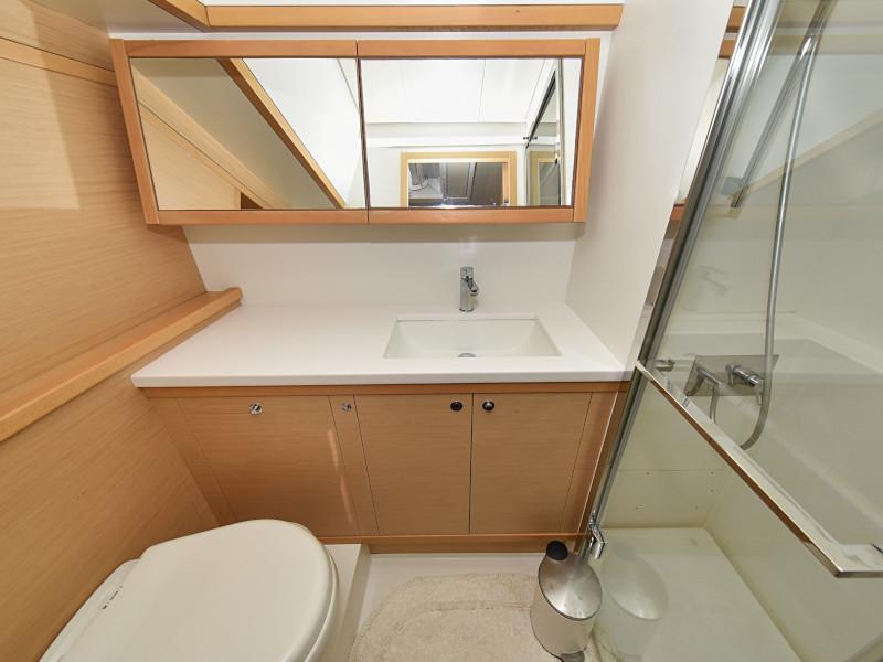 Book yachts online - catamaran - Lagoon 520 Flybridge - Largo Winch - rent