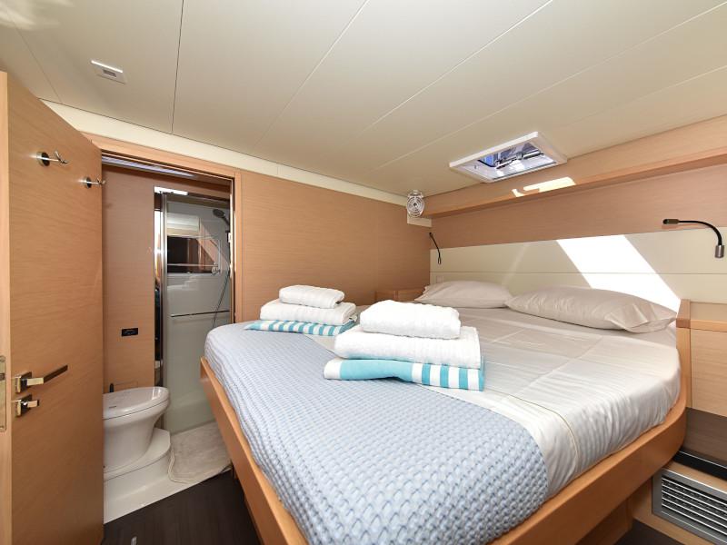 Book yachts online - catamaran - Lagoon 520 Flybridge - Largo Winch - rent