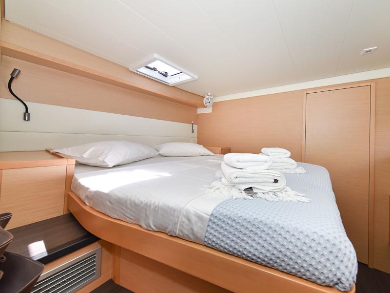Book yachts online - catamaran - Lagoon 520 Flybridge - Largo Winch - rent