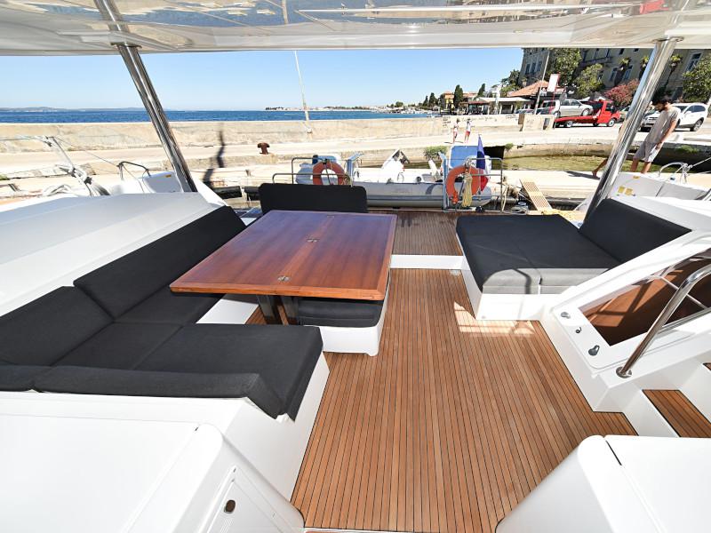 Book yachts online - catamaran - Lagoon 520 Flybridge - Largo Winch - rent