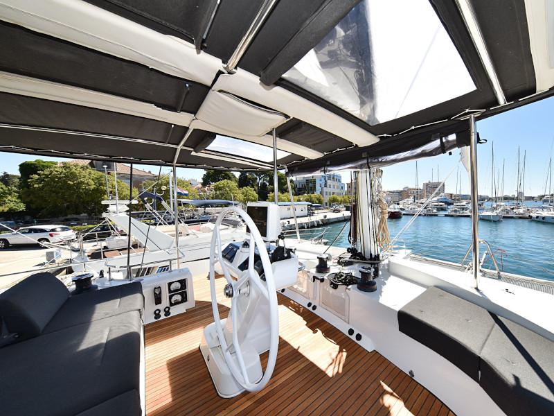 Book yachts online - catamaran - Lagoon 520 Flybridge - Largo Winch - rent