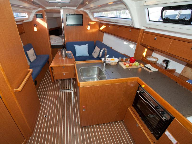 Book yachts online - sailboat - Bavaria Cruiser 37 - MARIJA - rent