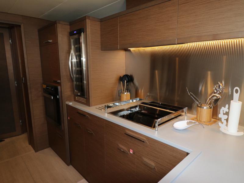 Book yachts online - powercatamaran - Lagoon 630 - Dragò - rent