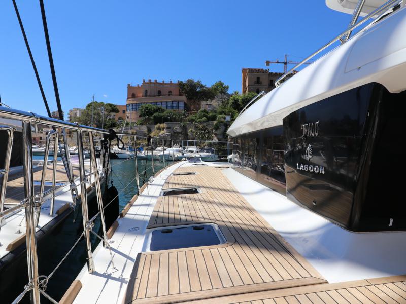 Book yachts online - powercatamaran - Lagoon 630 - Dragò - rent