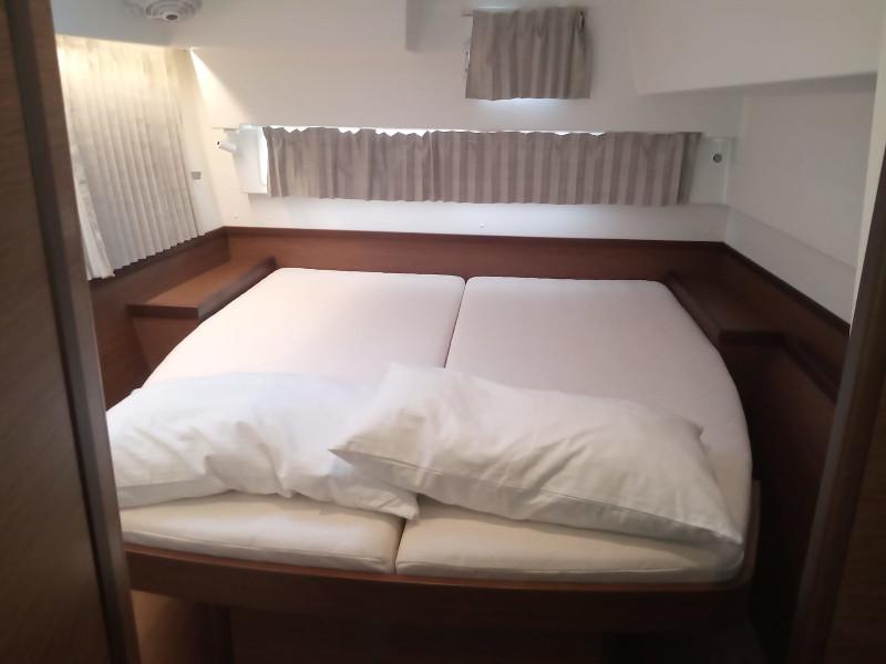 Book yachts online - catamaran - Lagoon 42 (4+2)  A/C - WM- Gen - Memi  - rent