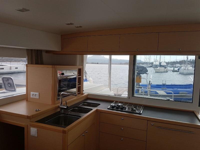 Book yachts online - catamaran - Lagoon 400 S2 - Laura - rent