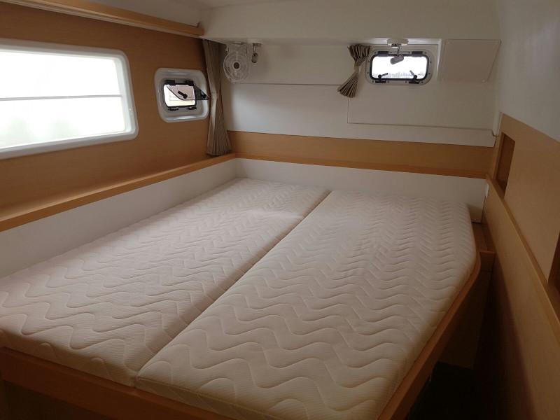 Book yachts online - catamaran - Lagoon 400 S2 - Laura - rent