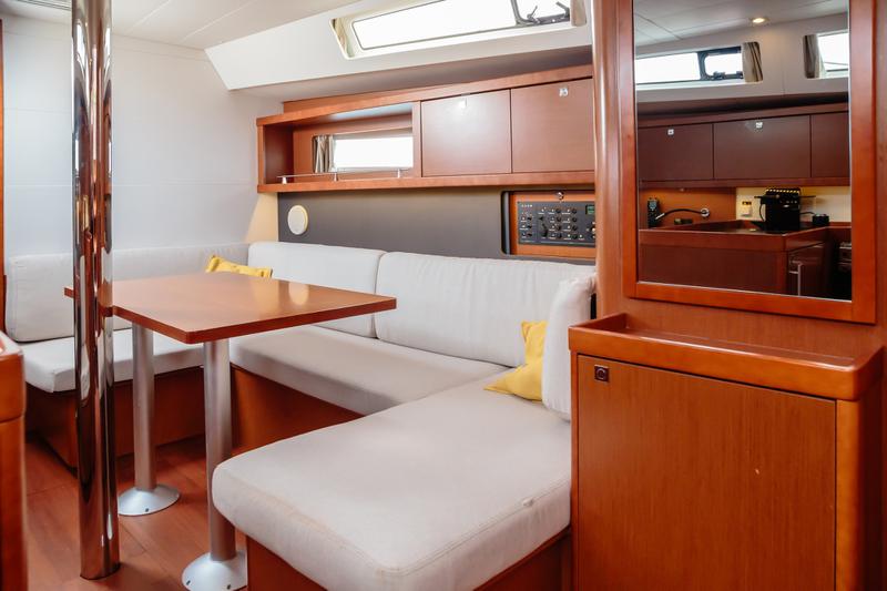 Book yachts online - sailboat - Oceanis 41 Style - Mia - Standard line - rent