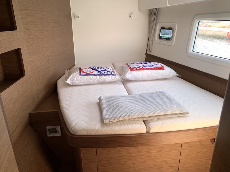 Book yachts online - catamaran - Lagoon 42 - Sea Hawk - rent