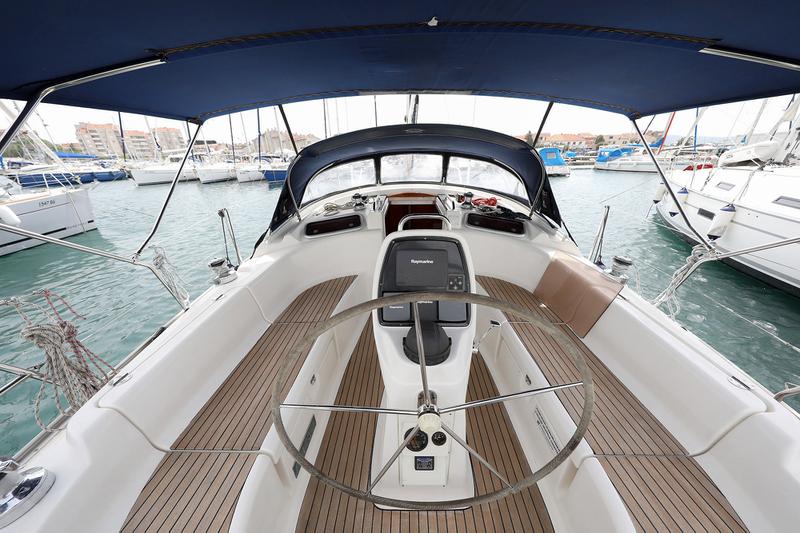 Book yachts online - sailboat - Bavaria Cruiser 37 - KALISPERA - rent