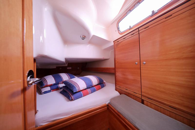 Book yachts online - sailboat - Bavaria Cruiser 37 - KALISPERA - rent