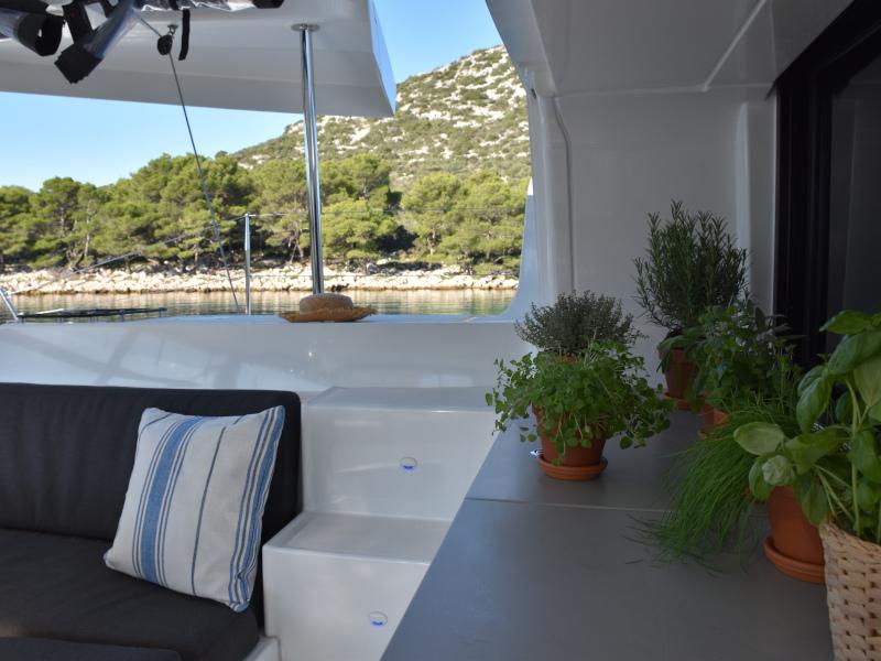 Book yachts online - catamaran - Lagoon 46 - NOTORIOUS Air Condition Generator Watermaker - rent