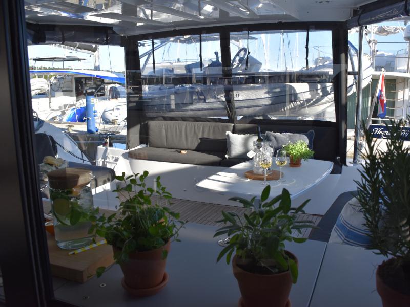 Book yachts online - catamaran - Lagoon 46 - NOTORIOUS Air Condition Generator Watermaker - rent