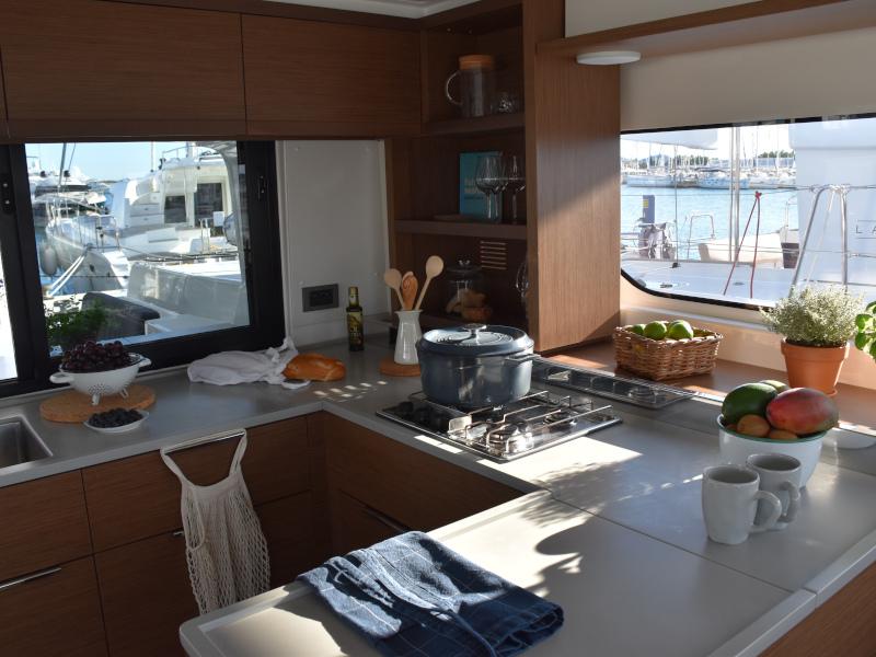 Book yachts online - catamaran - Lagoon 46 - NOTORIOUS Air Condition Generator Watermaker - rent