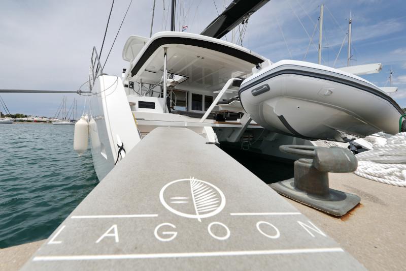 Book yachts online - catamaran - Lagoon 52 - SEA DWELLER  - rent