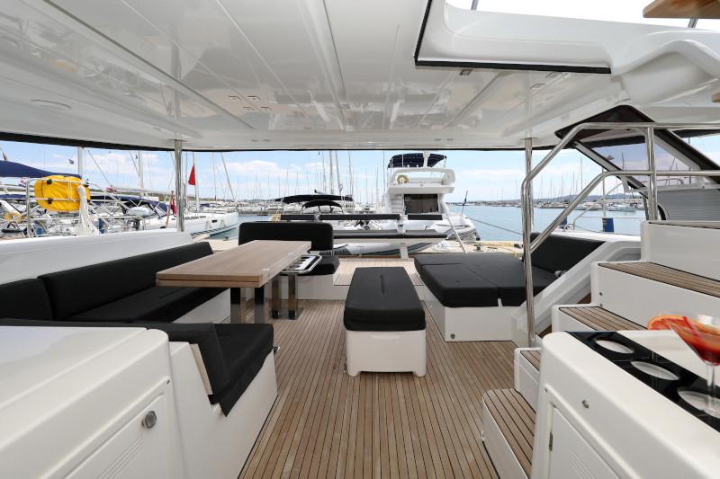 Book yachts online - catamaran - Lagoon 52 - SEA DWELLER  - rent
