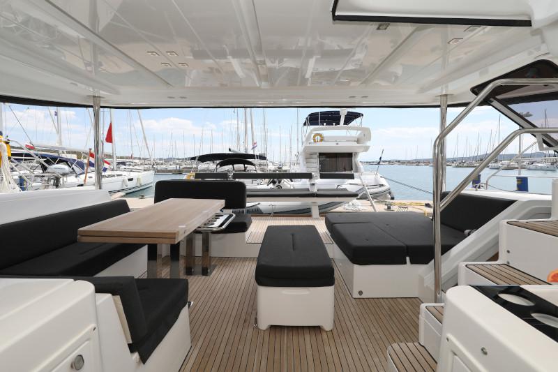 Book yachts online - catamaran - Lagoon 52 - SEA DWELLER  - rent
