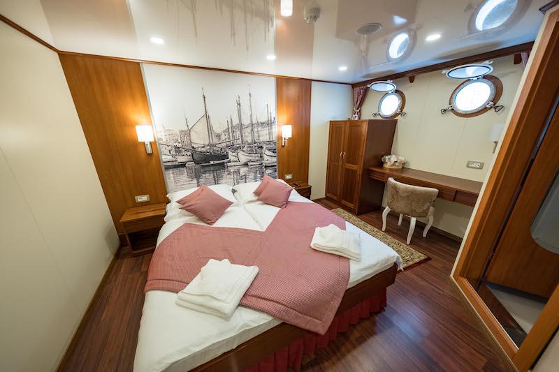 Book yachts online - motorboat - Motoryacht Queen Jelena - Queen Jelena - rent