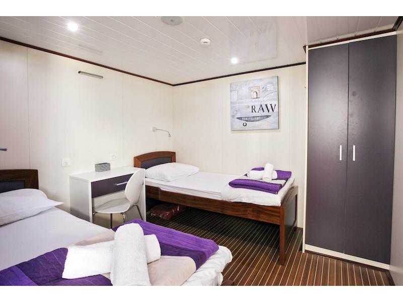 Book yachts online - motorboat - Motoryacht Pacific - Pacific - rent