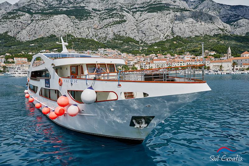 Book yachts online - motorboat - Motoryacht Pacific - Pacific - rent