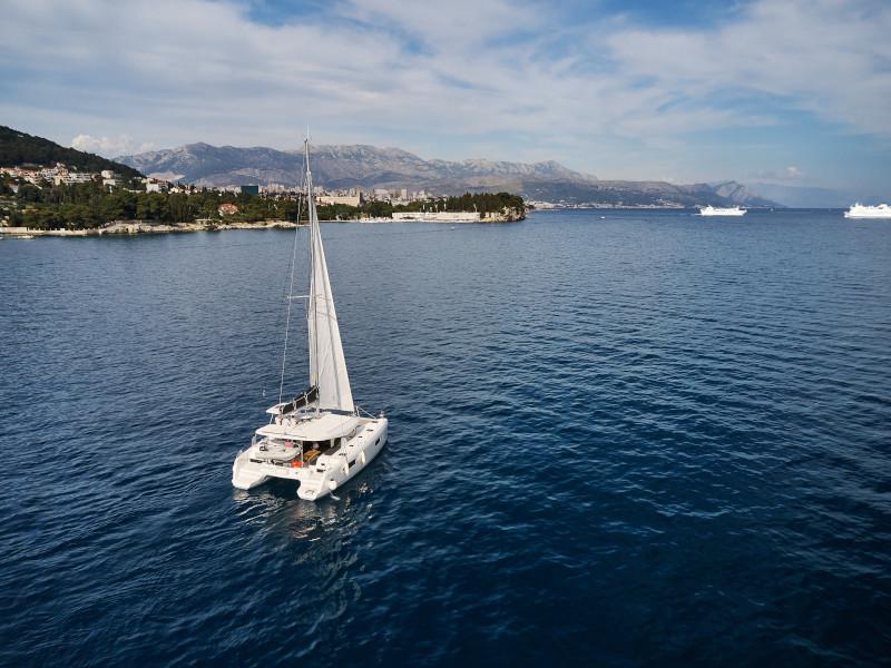 Book yachts online - catamaran - Lagoon 42 - Kingfisher - rent