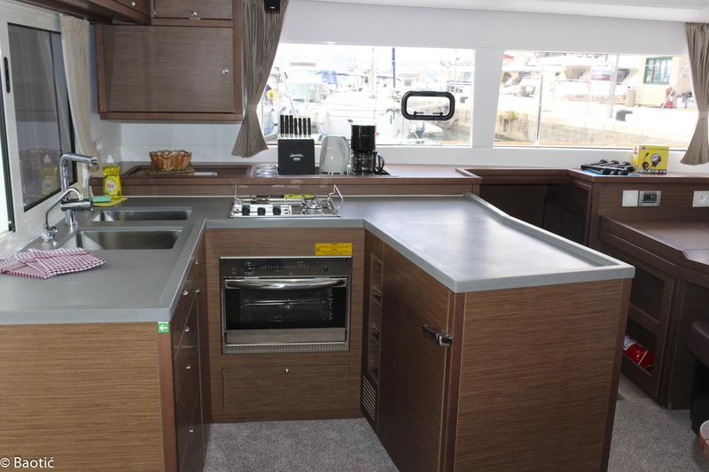 Book yachts online - catamaran - Lagoon 450 Fly - MOJA MALA (AC in salon and cabin + generator) - rent
