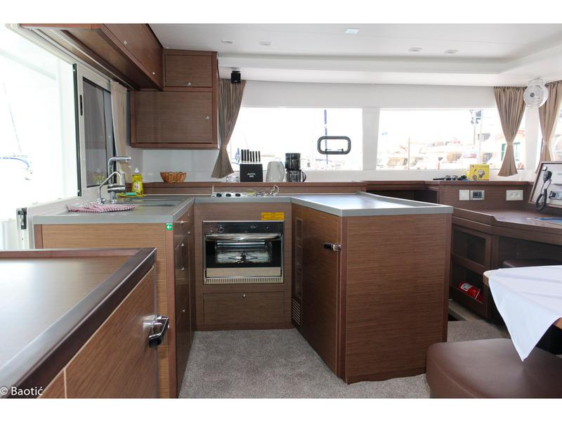 Book yachts online - catamaran - Lagoon 450 Fly - MOJA MALA (AC in salon and cabin + generator) - rent