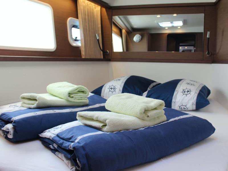Book yachts online - catamaran - Lagoon 450 Fly - NADA I (AC in salon and cabin + generator) - rent
