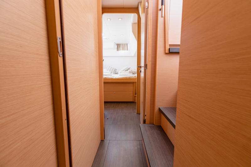 Book yachts online - catamaran - Lagoon 450 (2014) equipped with generator, A/C (saloon) - MUSTRA I - rent