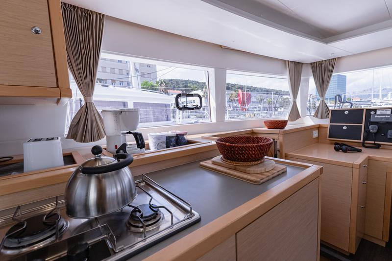 Book yachts online - catamaran - Lagoon 450 (2014) equipped with generator, A/C (saloon) - MUSTRA I - rent