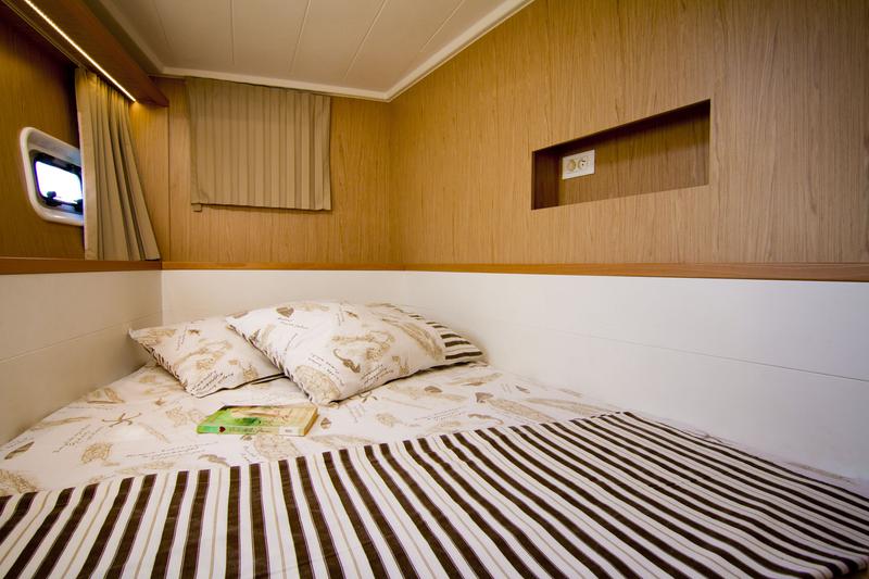 Book yachts online - catamaran - Lagoon 400 S2 (2013) - BABULICA - rent