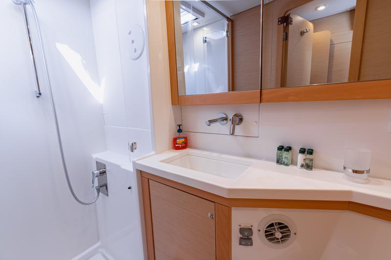 Book yachts online - catamaran - Lagoon 450 F (2017) equipped with generator, A/C (saloon+cabins), ice maker, dishwasher,water maker, microwave oven,  2 S.U.P, kayak,  underwater lights, bow thruster - PRINCESS KARLA I - rent