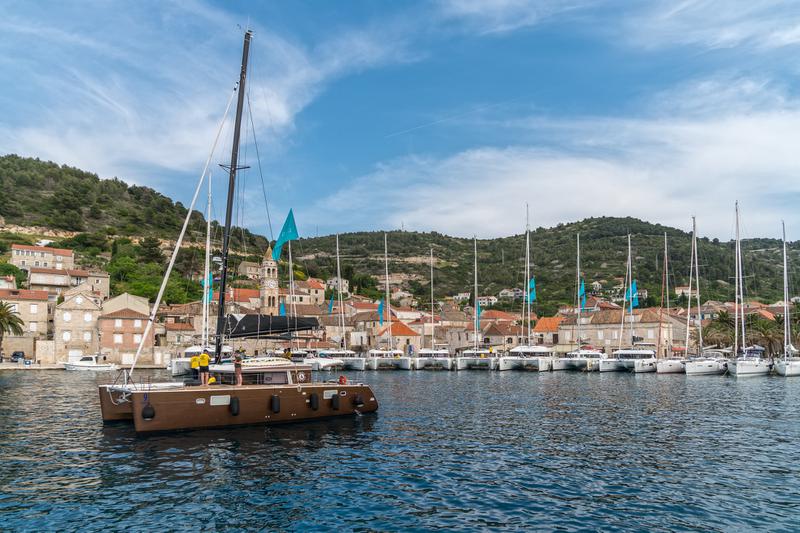 Book yachts online - catamaran - Lagoon 450 F (2017) equipped with generator, A/C (saloon+cabins), ice maker, dishwasher,water maker, microwave oven,  2 S.U.P, kayak,  underwater lights, bow thruster - PRINCESS KARLA I - rent