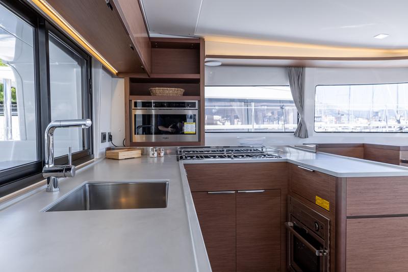 Book yachts online - catamaran - Lagoon 46 (2020) equipped with generator, A/C (saloon+cabins), ice maker, microwave oven, dishwasher - HANGOVER - rent