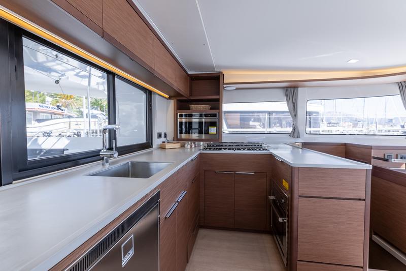 Book yachts online - catamaran - Lagoon 46 (2020) equipped with generator, A/C (saloon+cabins), ice maker, microwave oven, dishwasher - HANGOVER - rent