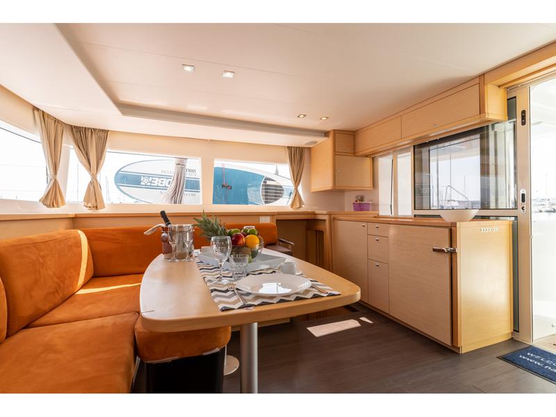 Book yachts online - catamaran - Lagoon 450 F (2016) equipped with generator, A/C (saloon+cabins), ice maker - SMILE I - rent