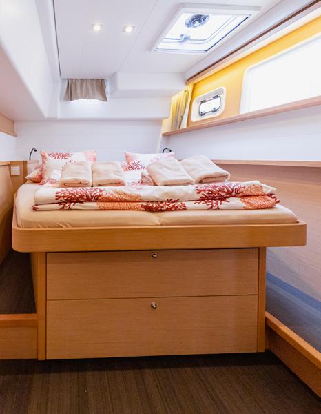 Book yachts online - catamaran - Lagoon 450 F (2016) equipped with generator, A/C (saloon+cabins), ice maker - SMILE I - rent