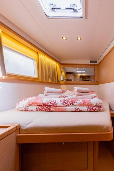 Book yachts online - catamaran - Lagoon 450 F (2016) equipped with generator, A/C (saloon+cabins), ice maker - SMILE I - rent