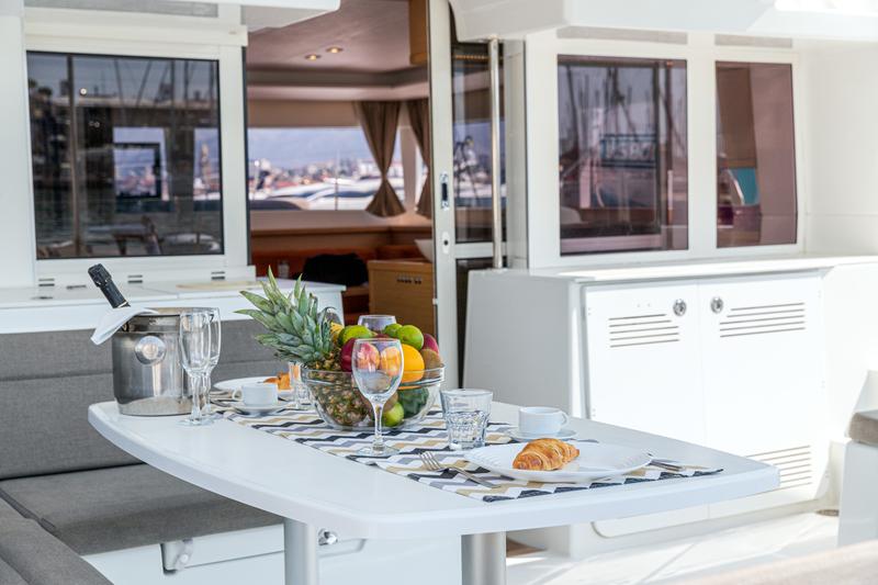 Book yachts online - catamaran - Lagoon 450 F (2016) equipped with generator, A/C (saloon+cabins), ice maker - SMILE I - rent