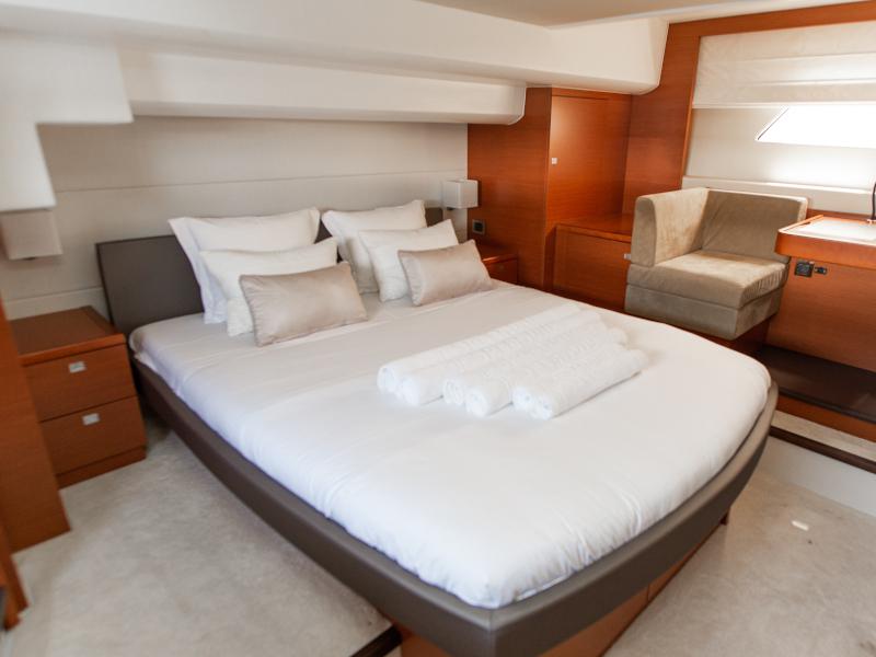 Book yachts online - motorboat - Prestige 550S - Atonika - rent